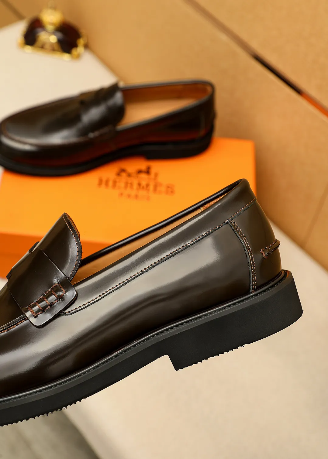 Men's shoes 💰460 💐 Product trademark: HERMES "Hermès" casual leather shoes Regular size: 38-44 (45.46🉑️customized) Product materials: Selected imported first-layer open-edge beaded cowhide leather upper + luxury hardware buckle, imported water-dyed 🐂 cowhide lining. Strong three-dimensional visual effect, foam outsole Color: 4⃣️colors available